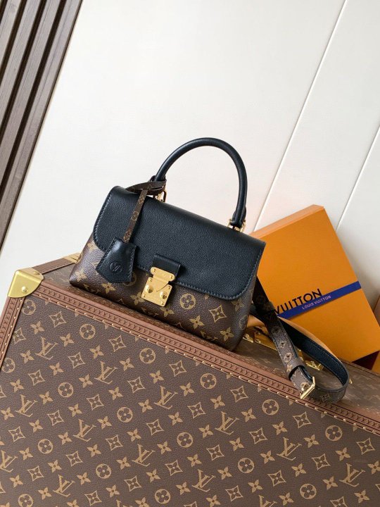 Louis Vuitton M27511 black